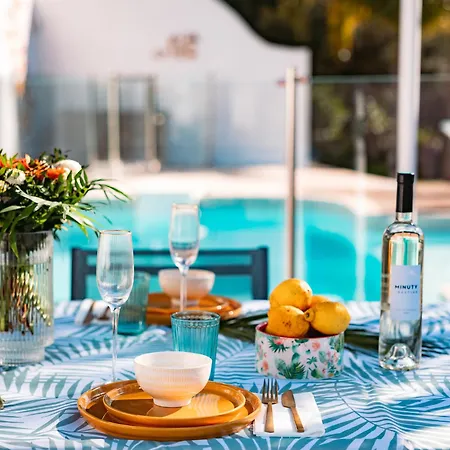 Magnifique Piscine Pergola Proche
